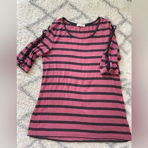 crisscross opening accents on sleeves stretchy stripe top